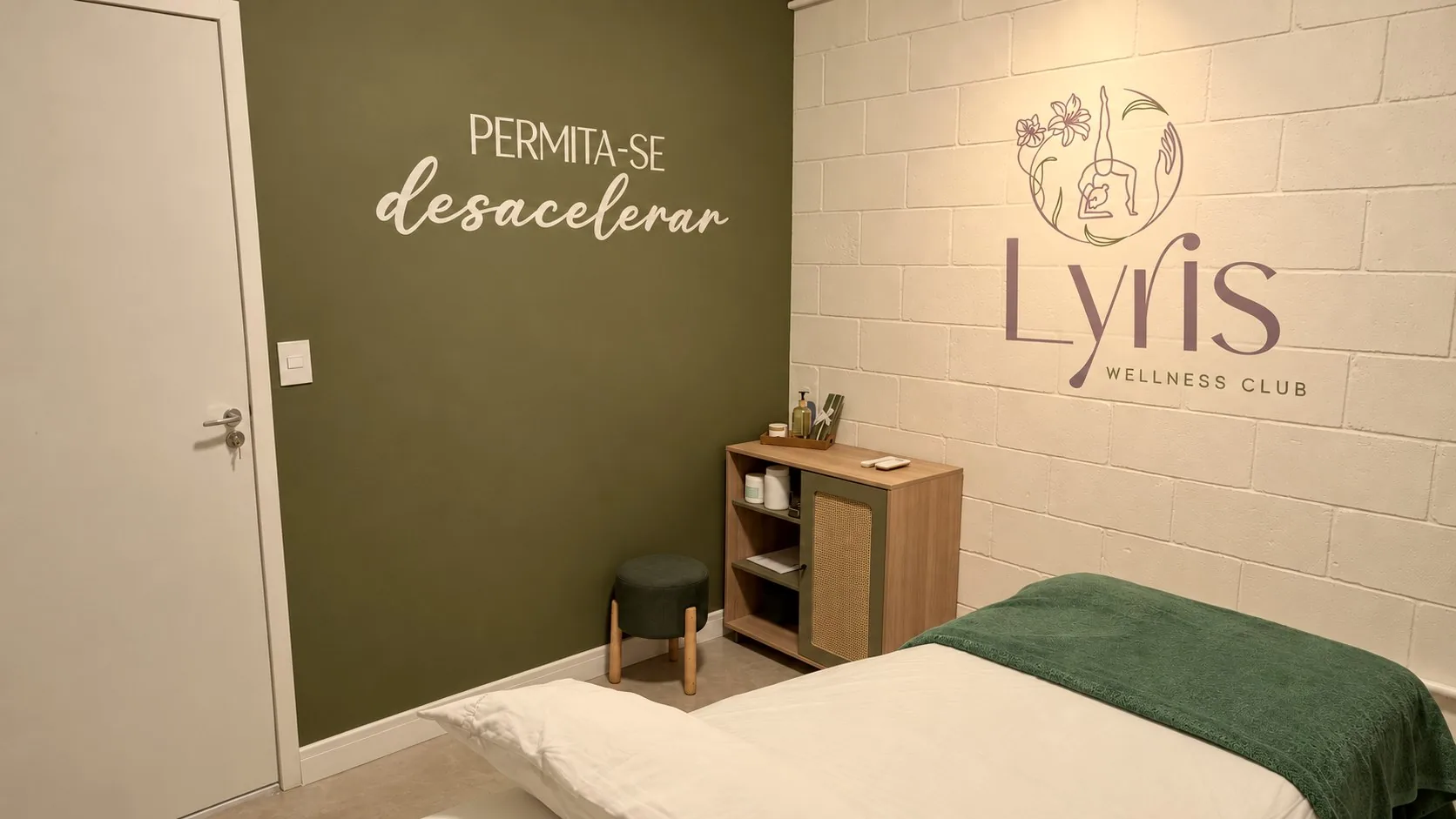 Sala de spa do Lyris Wellness Club, com a frase Permita-se desacelerar